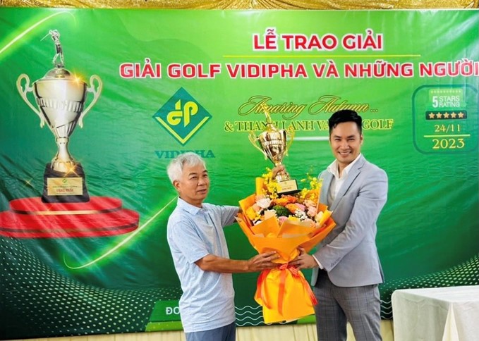 Giám đốc VIDIPHA Hà Nội trao Cúp cho Golfer suất sắc nhất
