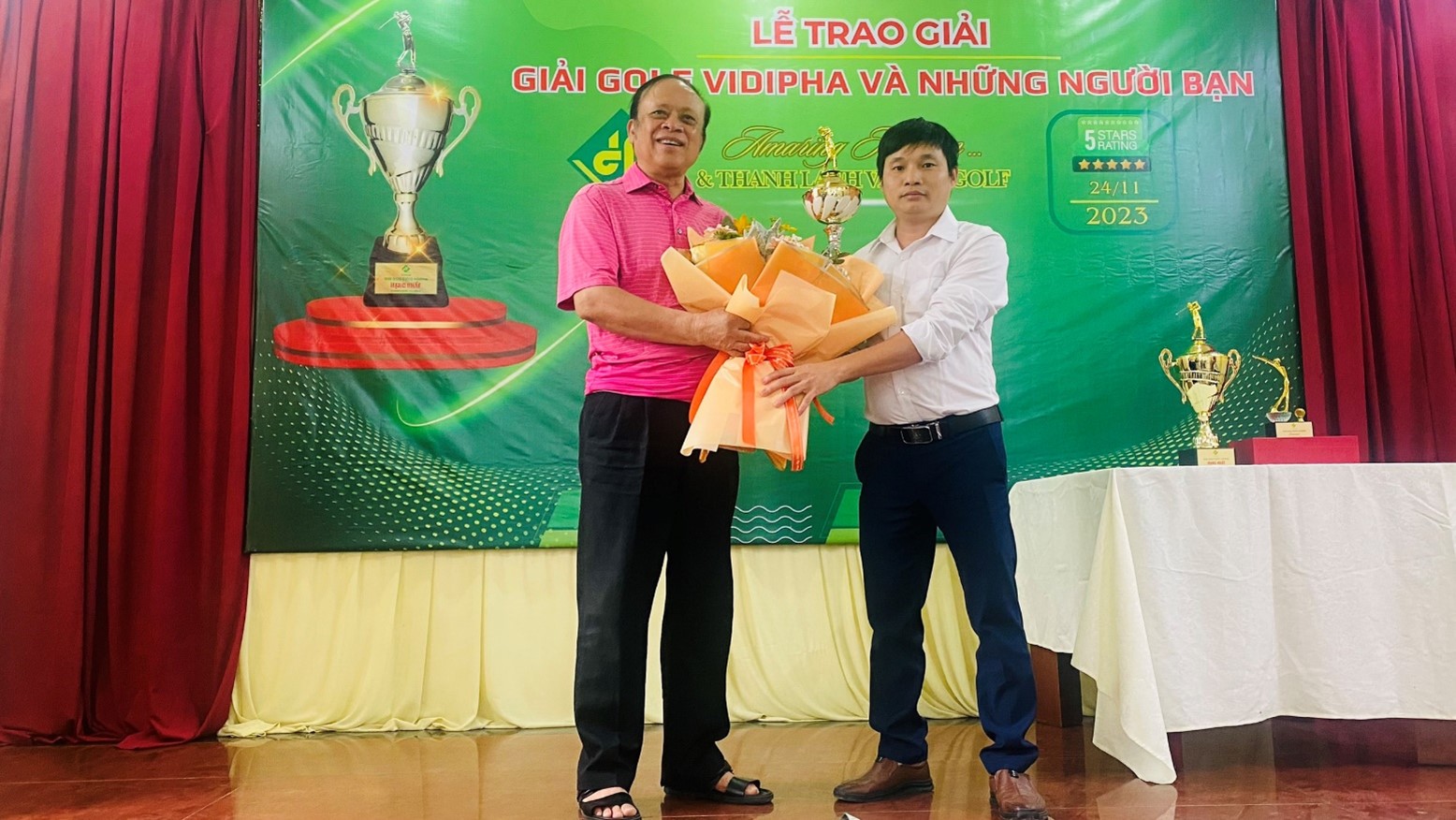 Phó Giám đốc VIDIPHA Hà Nội trao Cúp cho Golfer giải nhì